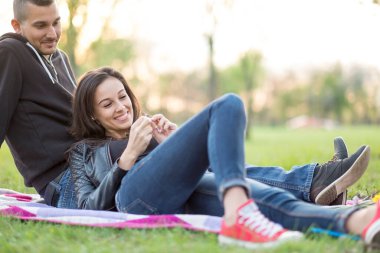 Parktaki romantik genç çift. 