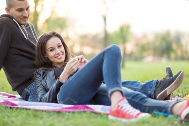 Parktaki romantik genç çift. 