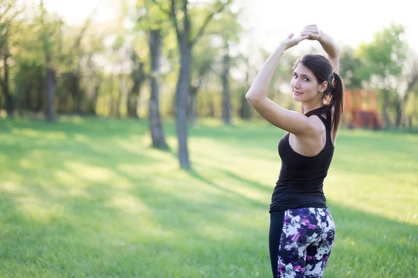 Giovane Donna Che Esercizio Parco — Foto Stock