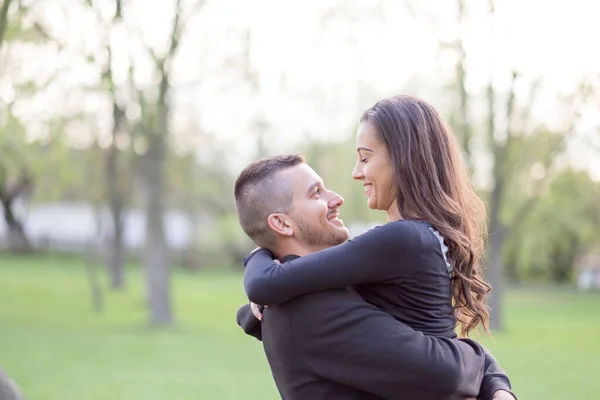 Romântico Jovem Casal Parque — Fotografia de Stock