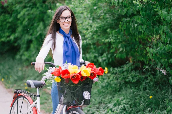 Молода Жінка Літньому Парку Їзда Велосипеді — стокове фото