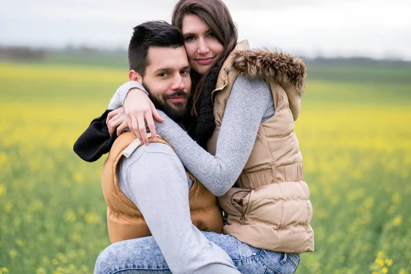 Giovane Coppia Innamorata Nel Campo — Foto Stock