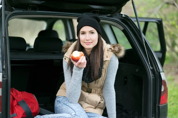 Jeune Femme Rouge Avec Une Voiture Dans Ses Mains — Photo