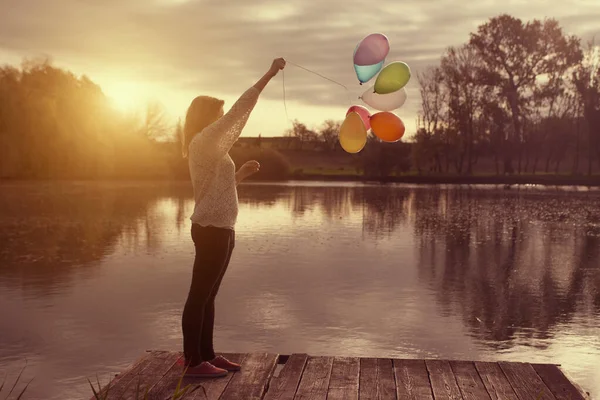 Plajda Balonu Olan Genç Bir Kadın — Stok fotoğraf