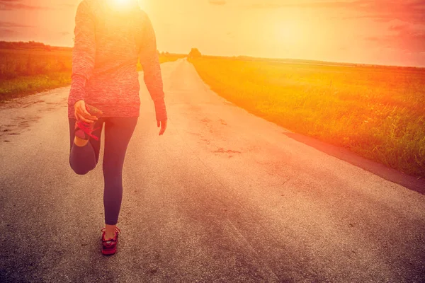 Genç Bayan Koşucu Yolda Koşuyor — Stok fotoğraf