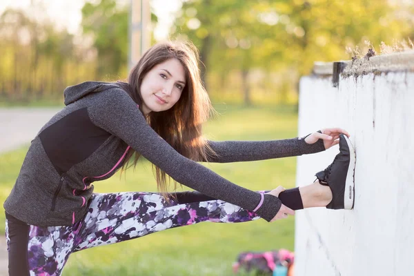 Giovane Donna Che Esercizio Parco — Foto Stock