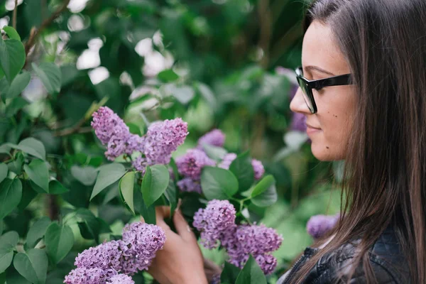 Mladá Žena Šeříkovou Květinou Parku — Stock fotografie