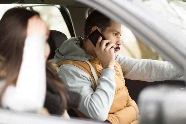Młoda Kobieta Rozmawia Przez Telefon Komórkowy Siedząc Samochodzie — Zdjęcie stockowe