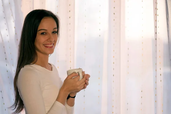 Mujer Joven Con Taza Café Ventana — Foto de Stock