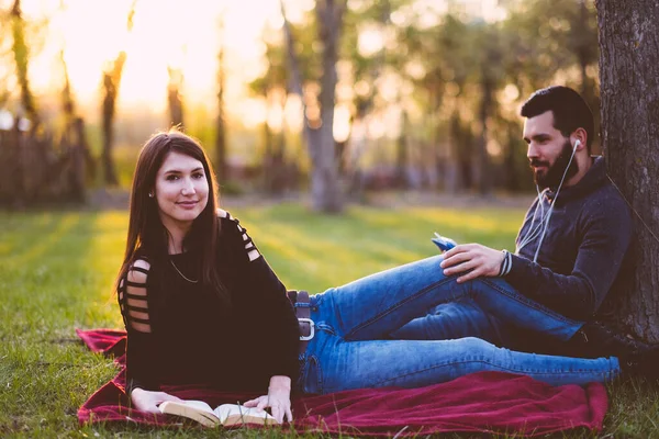 公园里快乐的年轻夫妇 — 图库照片