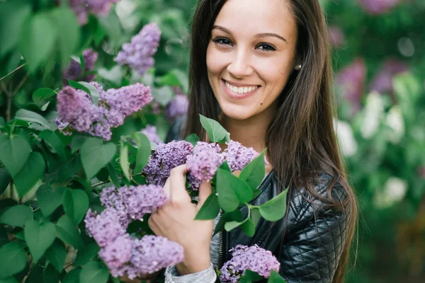 Mujer Sexy Joven Natural Con Flores Lila Parece Una Foto —  Fotos de Stock