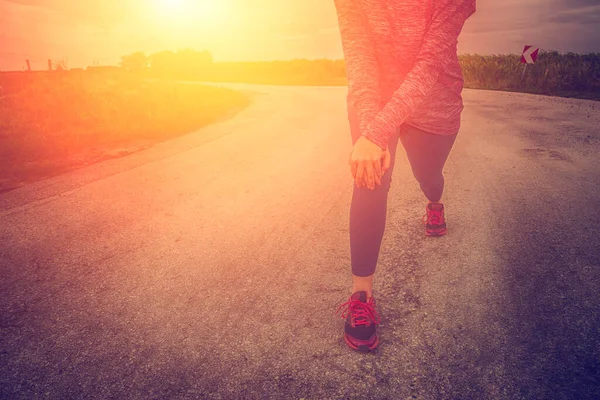 Mujer Joven Corriendo Carretera Atardecer —  Fotos de Stock