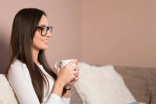 Beautiful Woman Sitting Couch Drinking Tea — Stock Photo, Image