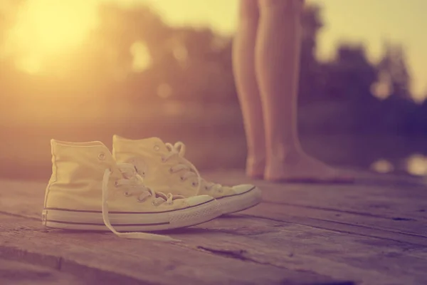 Beine Und Turnschuhe Des Mädchens — Stockfoto