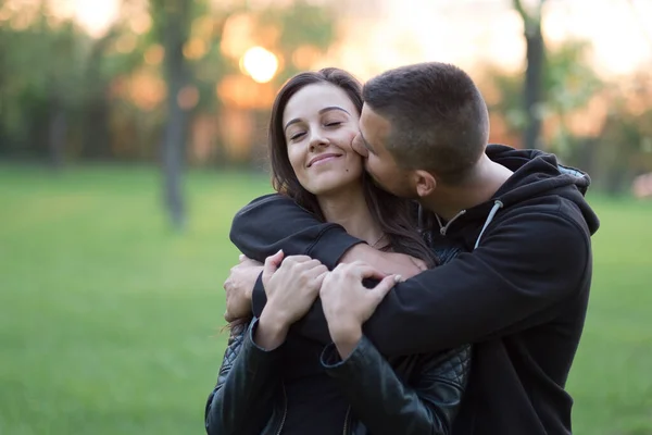 Romantica Giovane Coppia Nel Parco — Foto Stock