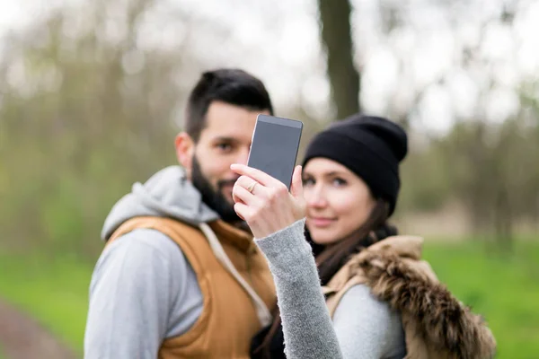 Młoda Para Biorąc Selfie Smartfonem Parku — Zdjęcie stockowe