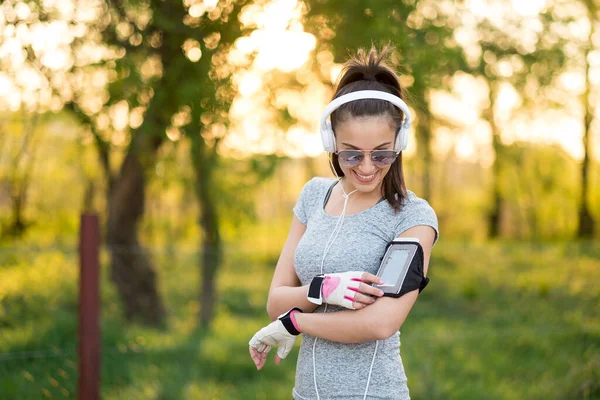 Junge Sexy Sportliche Frau Nutzt Smartphone — Stockfoto