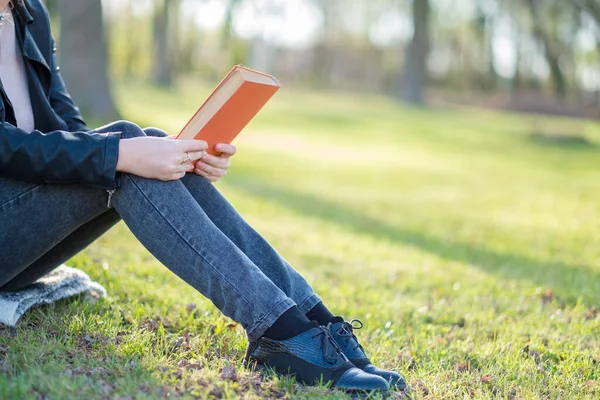 Ung Kvinna Läser Bok Parken — Stockfoto