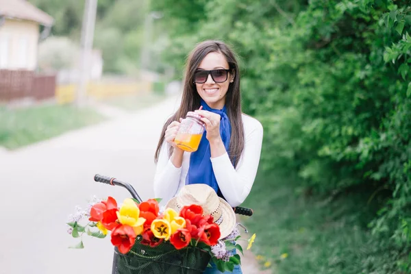 Jovem Mulher Parque Verão Andar Bicicleta — Fotografia de Stock