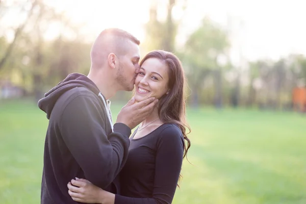 Pareja Joven Romántica Parque — Foto de Stock