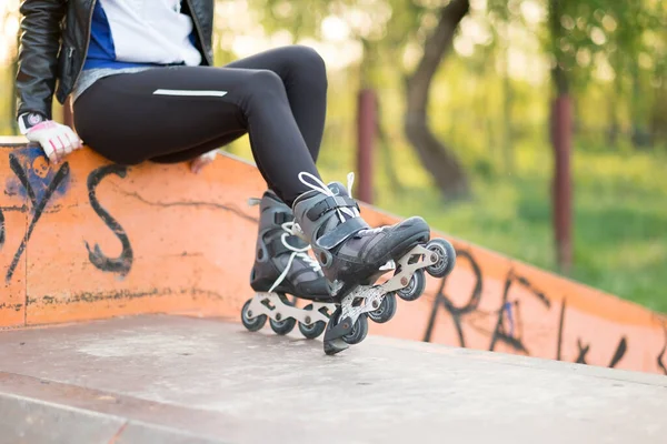 Jeune Femme Sexy Avec Des Patins Roulettes — Photo