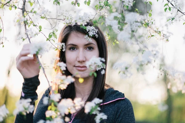 Retrato Una Hermosa Chica Con Pelo Largo Parque —  Fotos de Stock