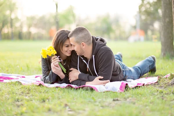 Pareja Joven Romántica Parque — Foto de Stock