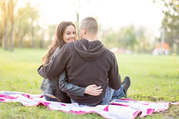 公园里一对浪漫的年轻夫妇 — 图库照片