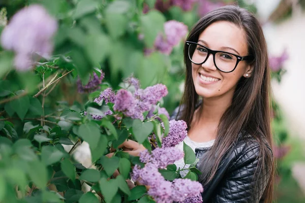 Portrét Usměvavé Ženy Květinami Zahradě — Stock fotografie