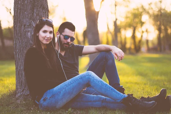 Felice Giovane Coppia Nel Parco — Foto Stock