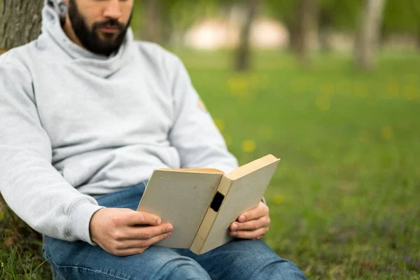 Junger Mann Liest Buch Park — Stockfoto
