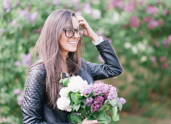 穿着粉色外套手里拿着花的女孩 — 图库照片