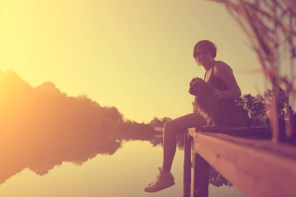 Foto Vintage Una Mujer Joven Relajándose Con Perro Lago Atardecer — Foto de Stock