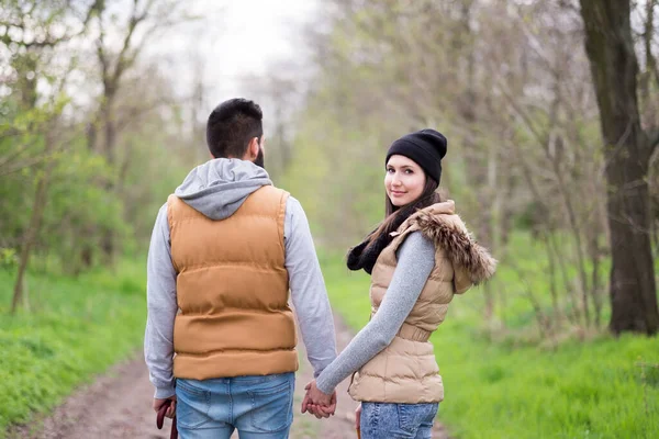 公園を歩くのが好きな若いカップルは — ストック写真