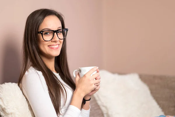 Mujer Joven Sentada Sofá Con Una Taza — Foto de Stock