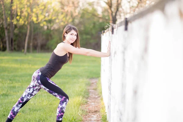 Νεαρή Γυναίκα Κάνει Άσκηση Ένα Πάρκο — Φωτογραφία Αρχείου