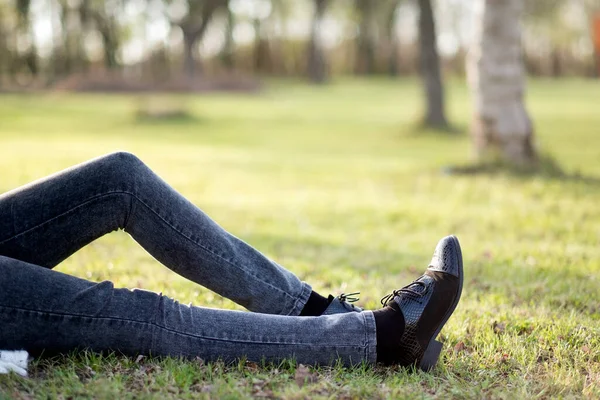 Młoda Kobieta Siedząca Trawie Parku — Zdjęcie stockowe