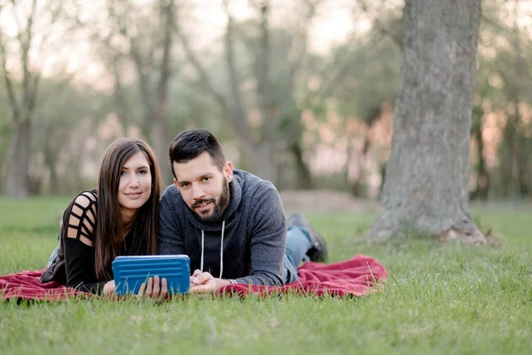 Felice Giovane Coppia Nel Parco — Foto Stock