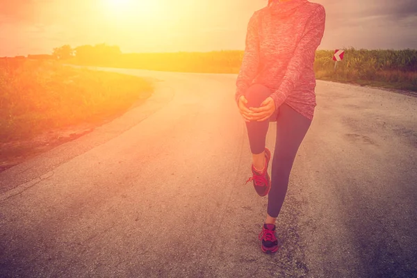 Mujer Joven Corriendo Carretera Atardecer —  Fotos de Stock