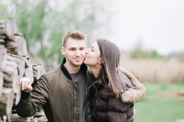 Young Couple Love Park — Stock Photo, Image