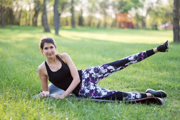 Giovane Donna Che Esercizio Parco — Foto Stock