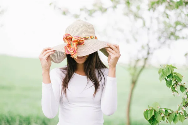 Giovane Donna Sexy Cappello Una Calda Giornata Estiva Sembra Una — Foto Stock