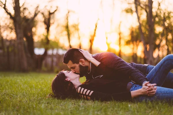 公園で幸せな若いカップル — ストック写真