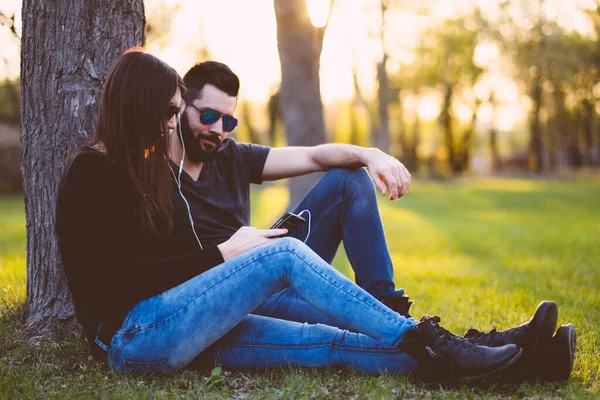 Felice Giovane Coppia Nel Parco — Foto Stock