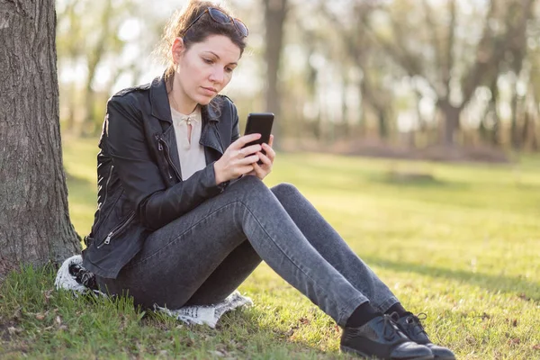 Jovem Mulher Usando Telefone Celular Parque — Fotografia de Stock