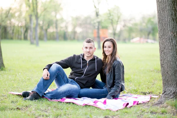 Romantica Giovane Coppia Nel Parco — Foto Stock