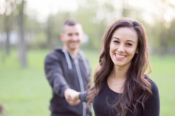 Romantica Giovane Coppia Nel Parco — Foto Stock