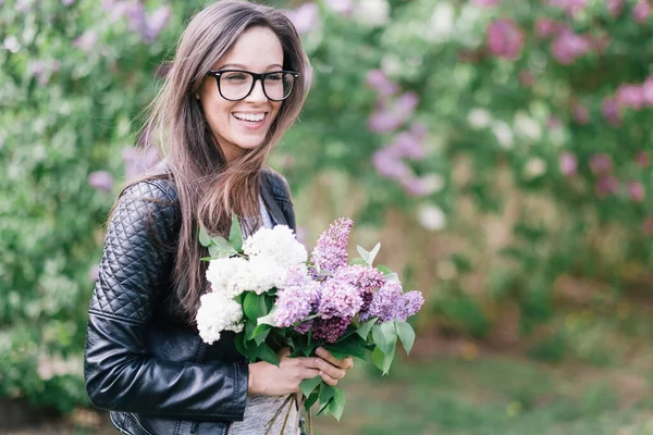 Ung Kvinde Med Lyserød Blomst Hænderne Bænk Have - Stock-foto