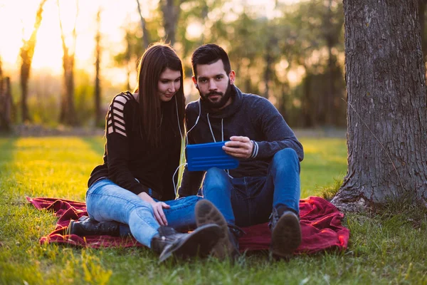 Parktaki Mutlu Genç Çift — Stok fotoğraf