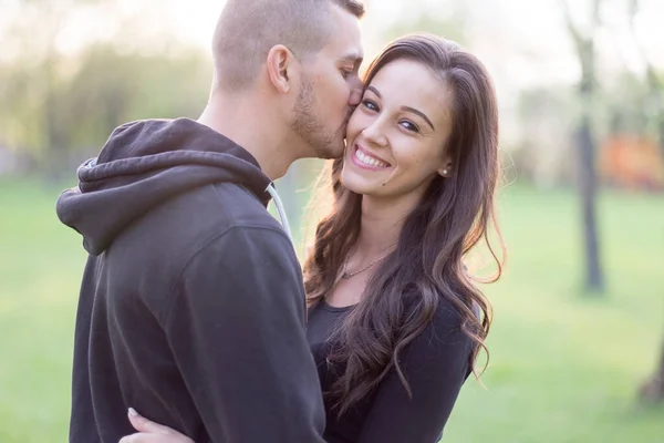 Pareja Joven Romántica Parque — Foto de Stock